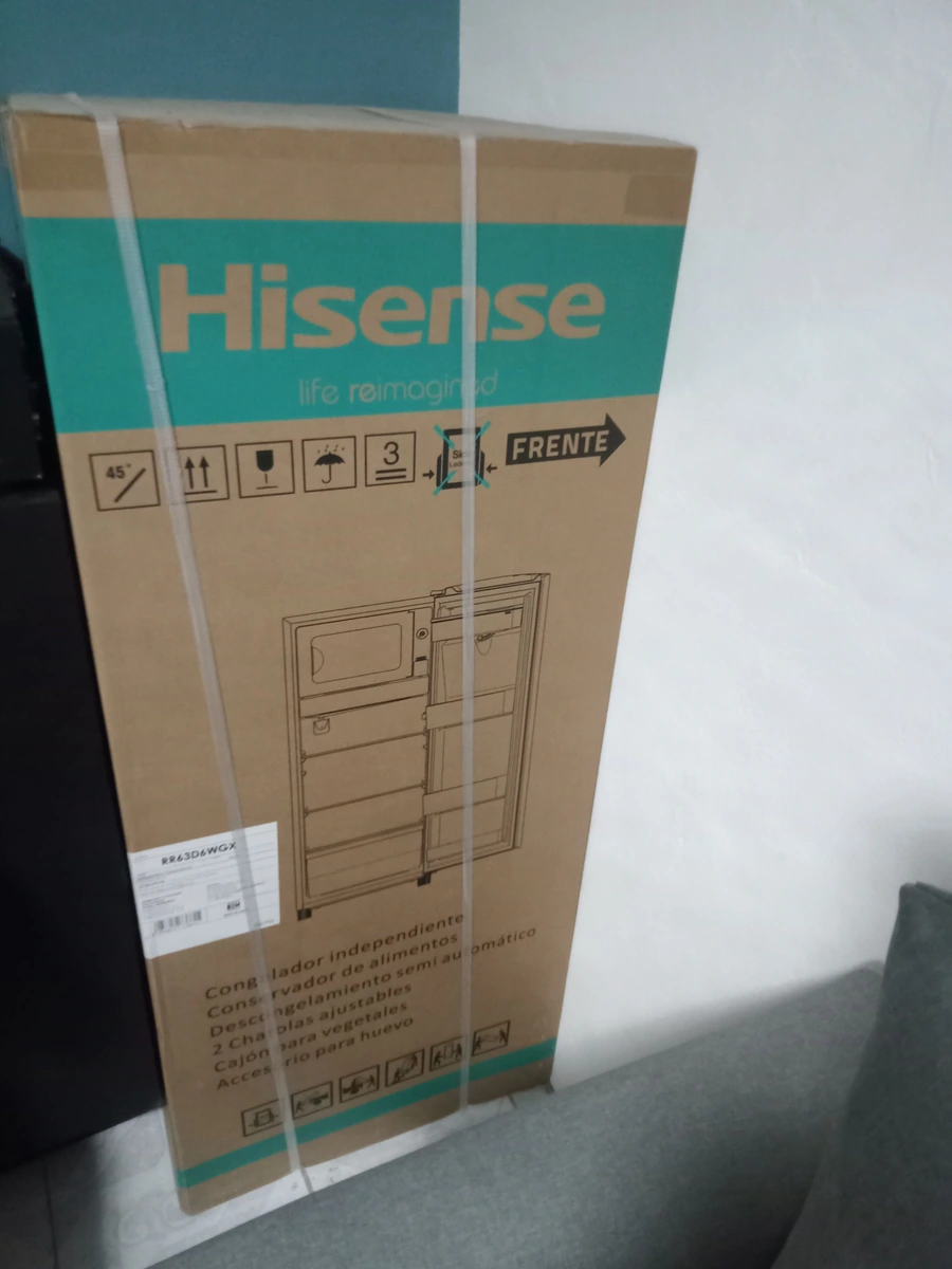Refrigerador nuevo Hisense color gris con despachador de agua de 7 pies