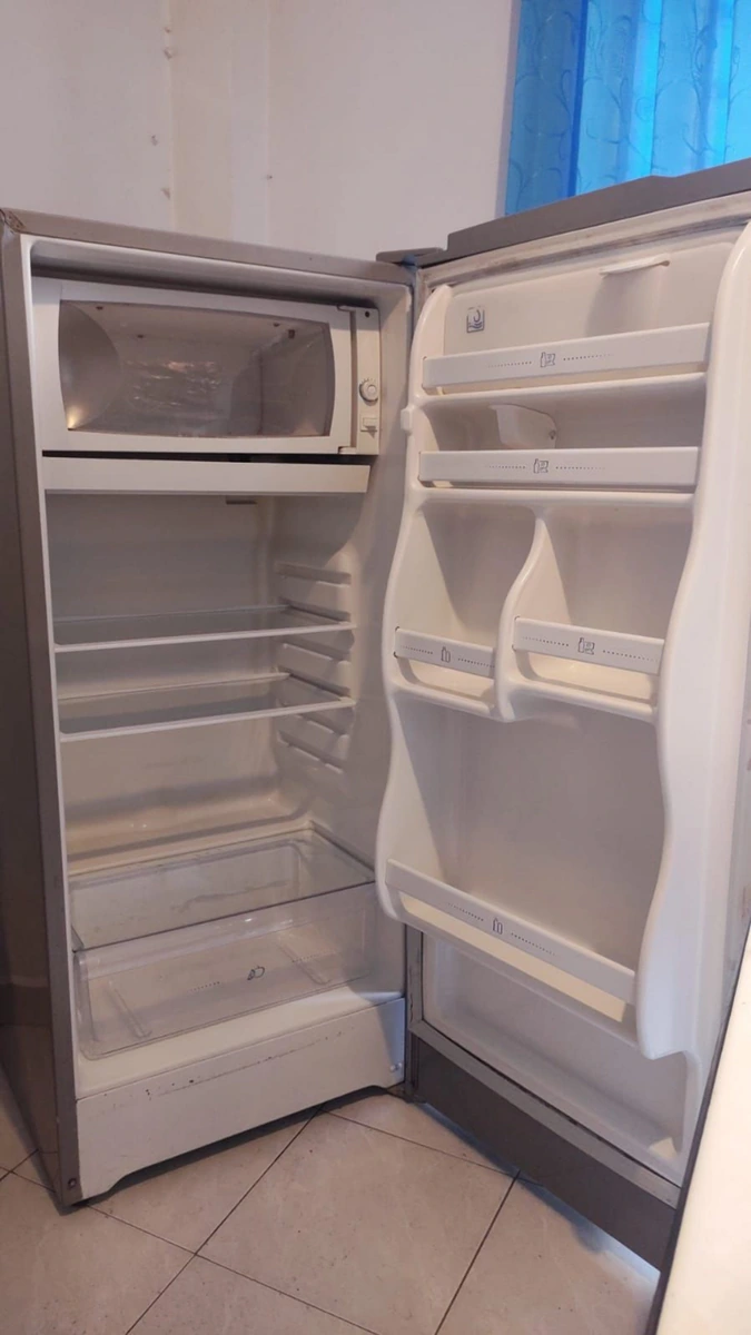 Un refrigerador y una base de cama matrimonial
