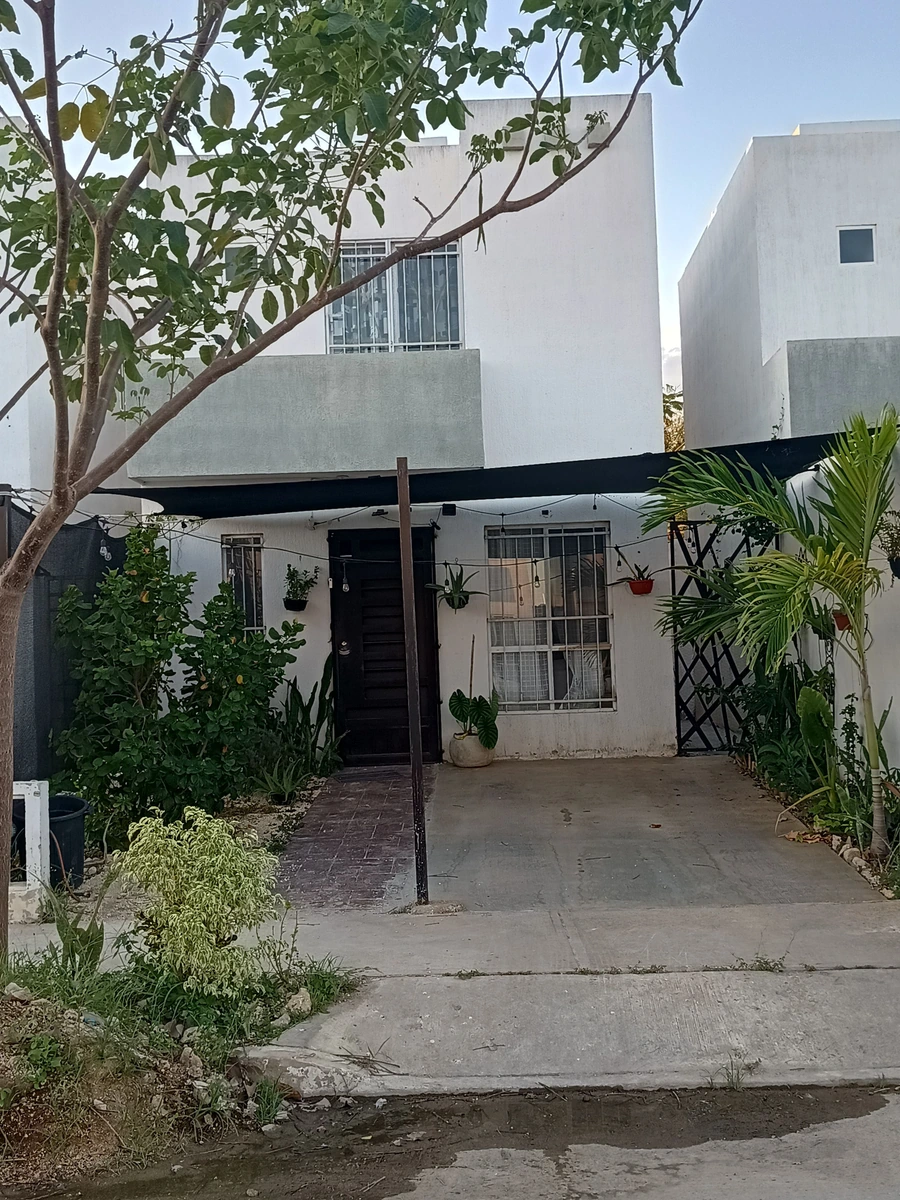 Casa de dos plantas en el poniente de Mérida