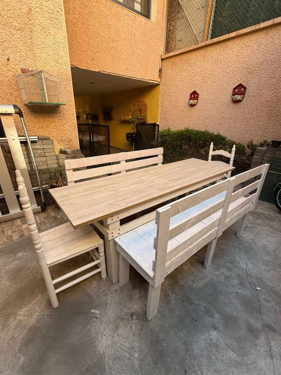 Mesa con bancas y tres sillas blancas