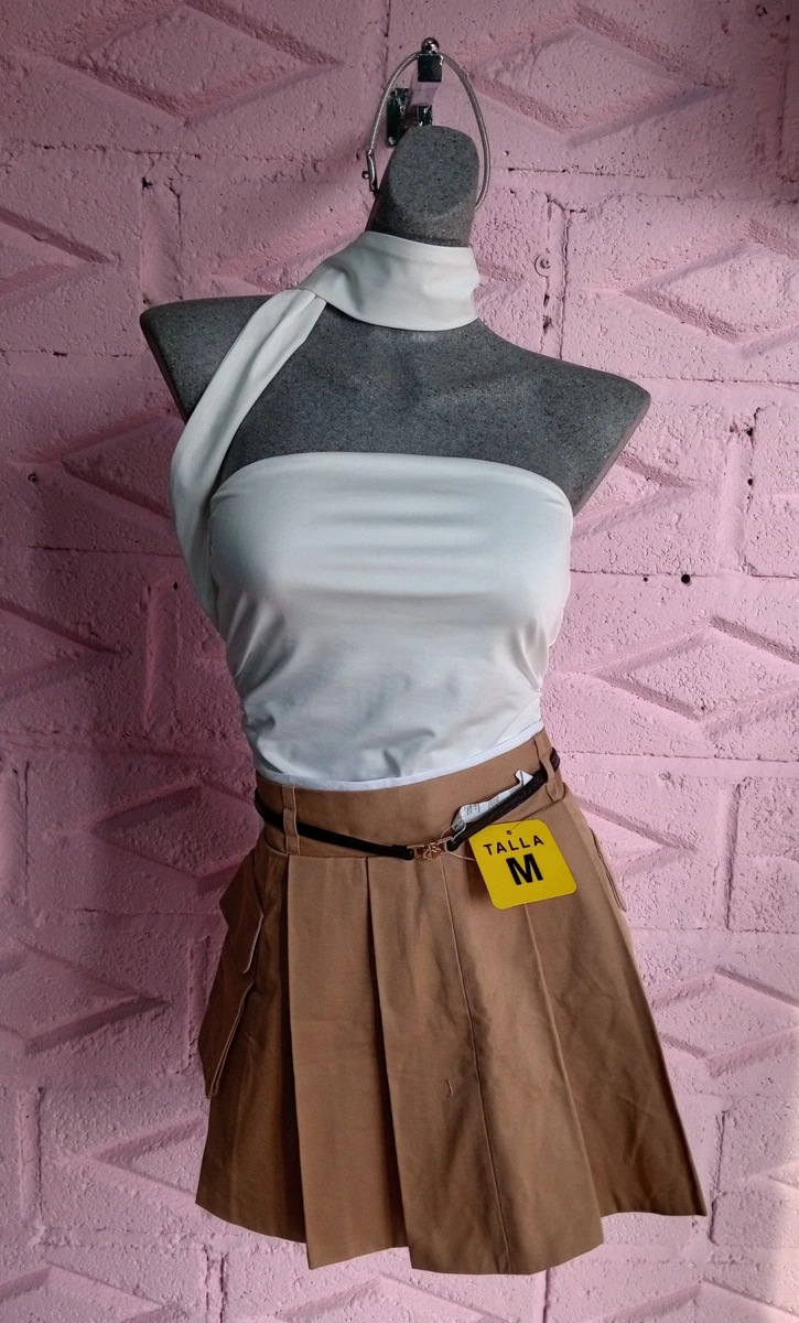: Conjunto elegante: blusa blanca escotada y falda-shorts de poliéster. ENVÍO. NACIONAL