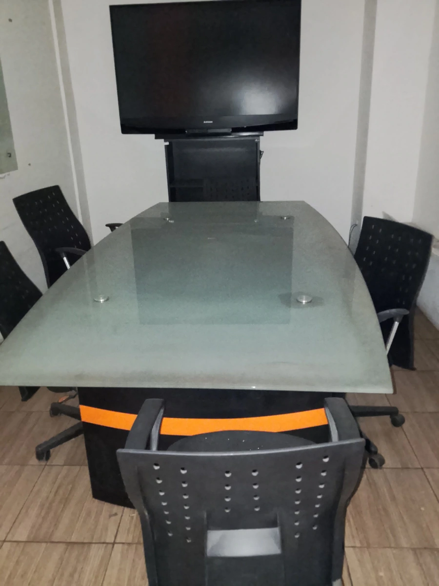 Mesa de cristal con sillas