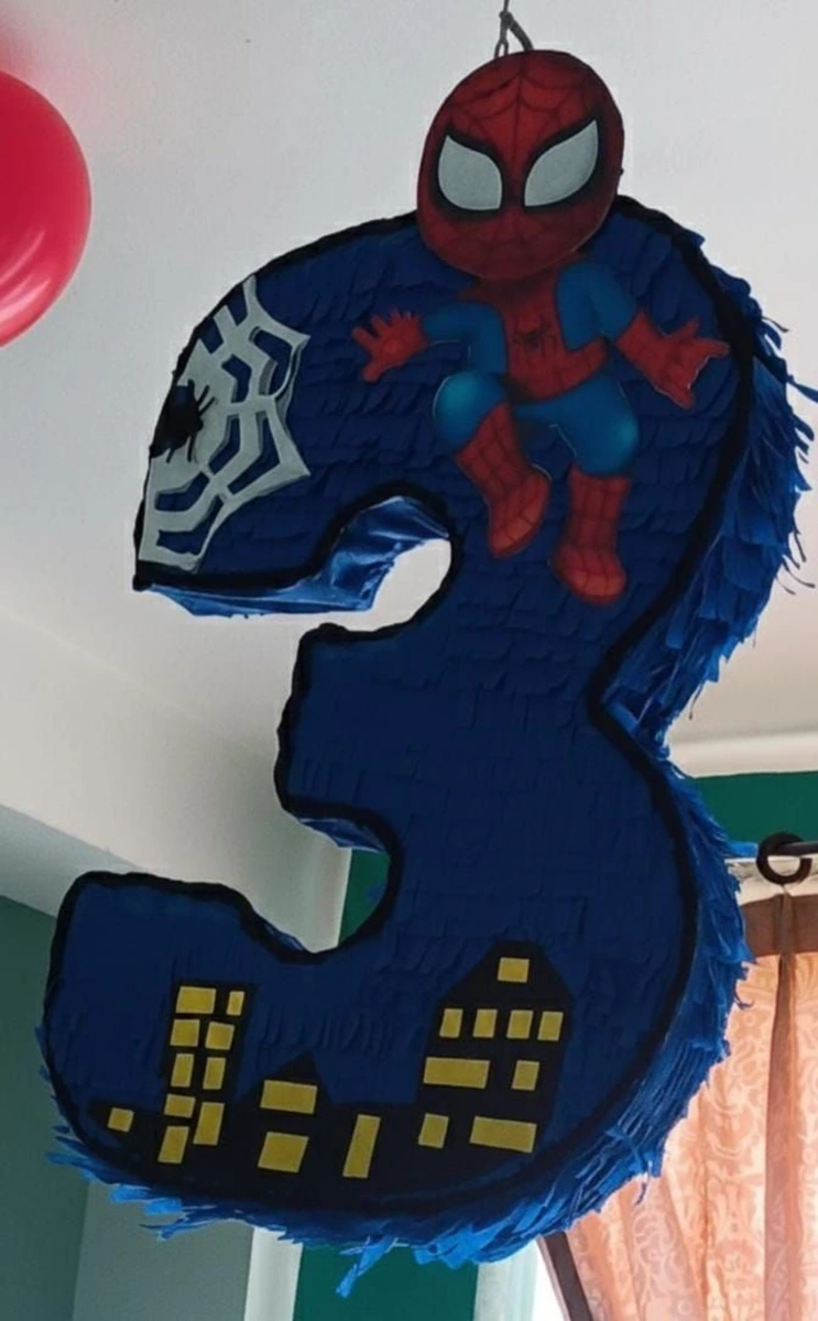 Realizó piñatas personalizadas