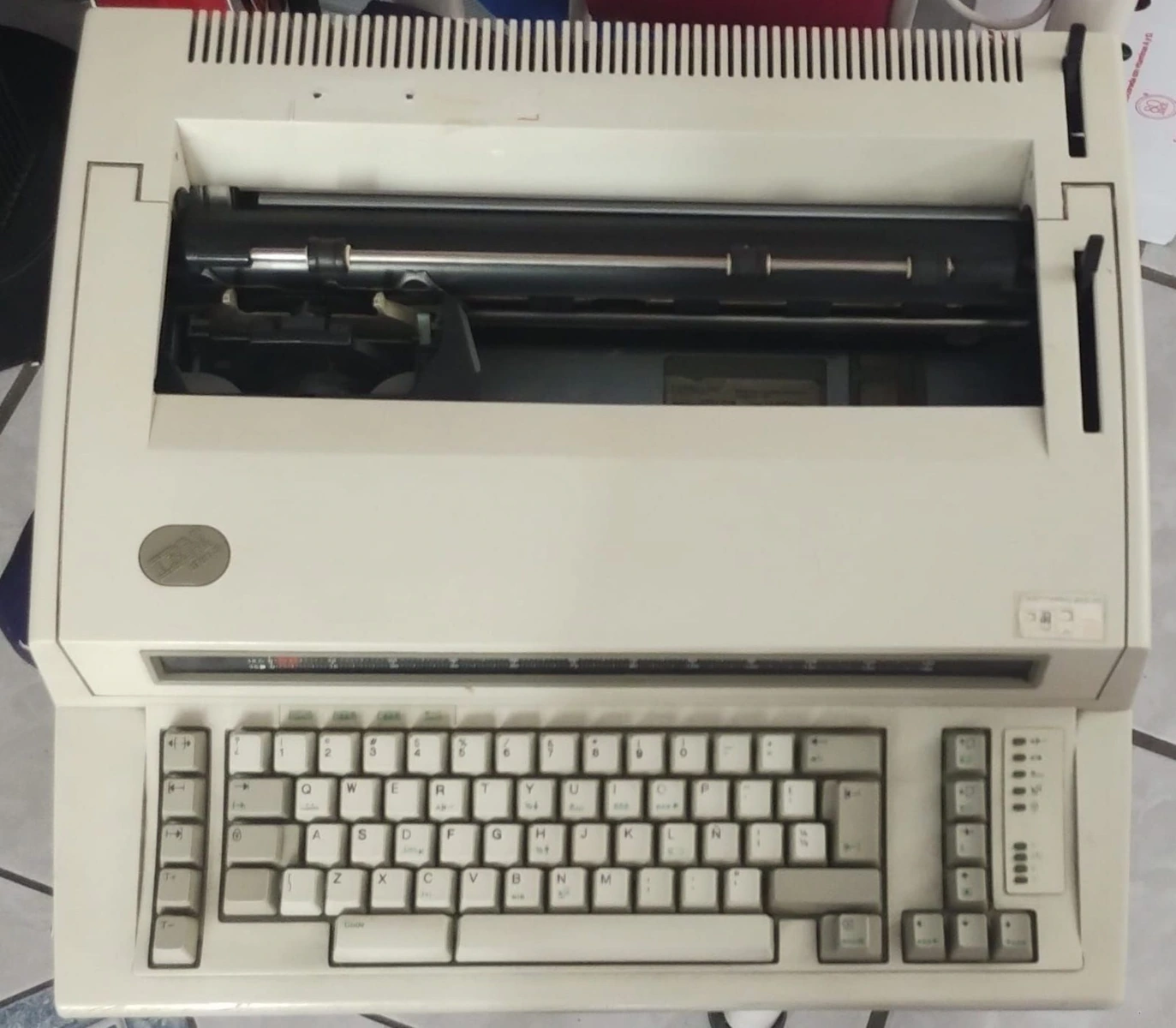 Máquina de escribir y archiveros