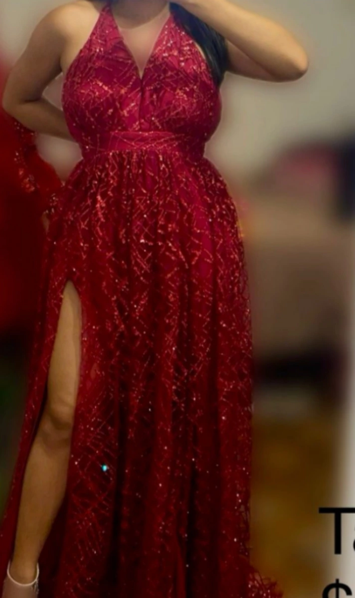 Hermoso vestido brilloso, color rojo.