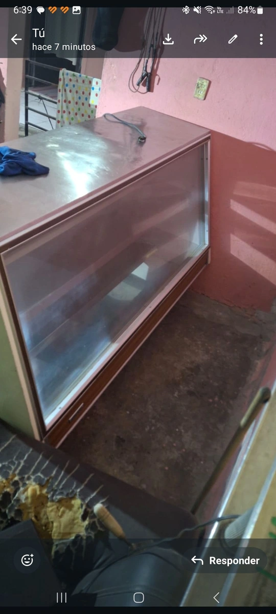 Se vende vitrina grande para negocio, funcionando