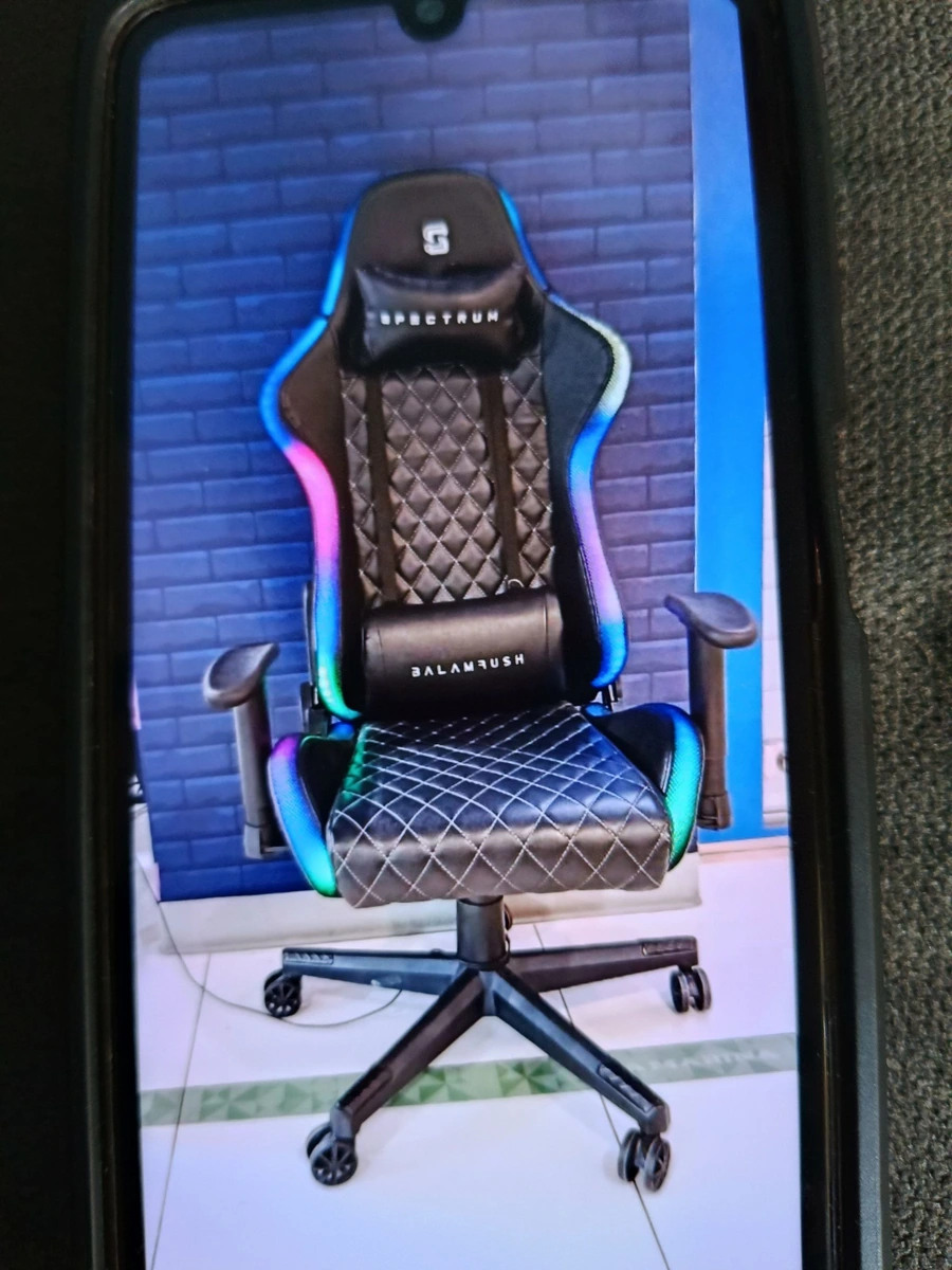 Silla gamer, arbol de navidad, esfera, monitor, computadora, soporte de espalda.