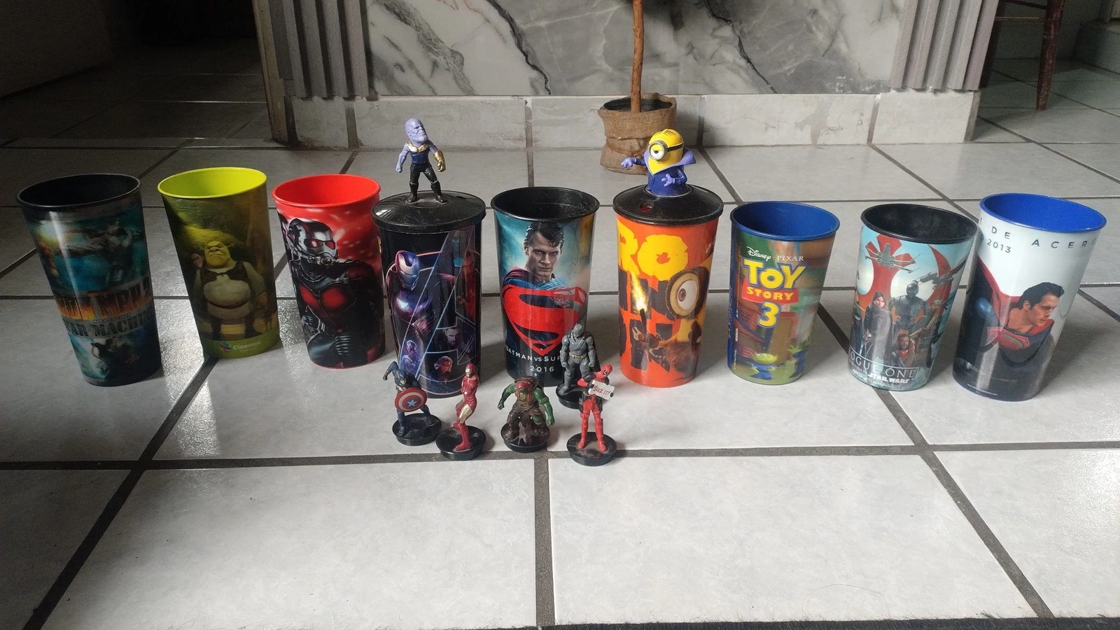Lote de vasos Cinemex y Cinépolis con figuras