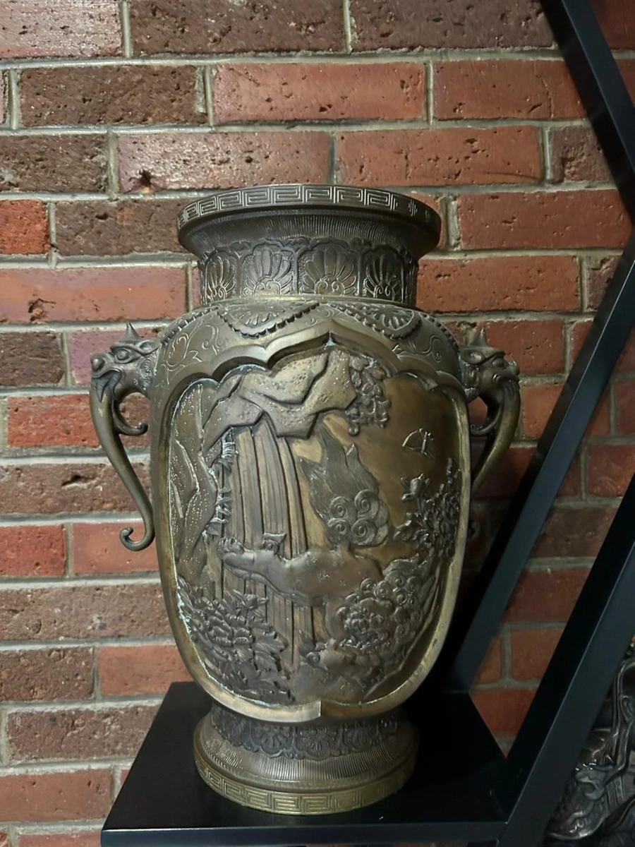 Par de Jarrón Oriental de Bronce con Relieves Artísticos