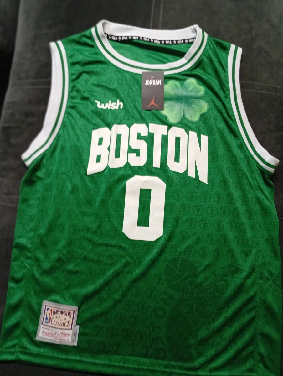 Jersey de fútbol americano, casaca beisbolera y jersey de basquetbol