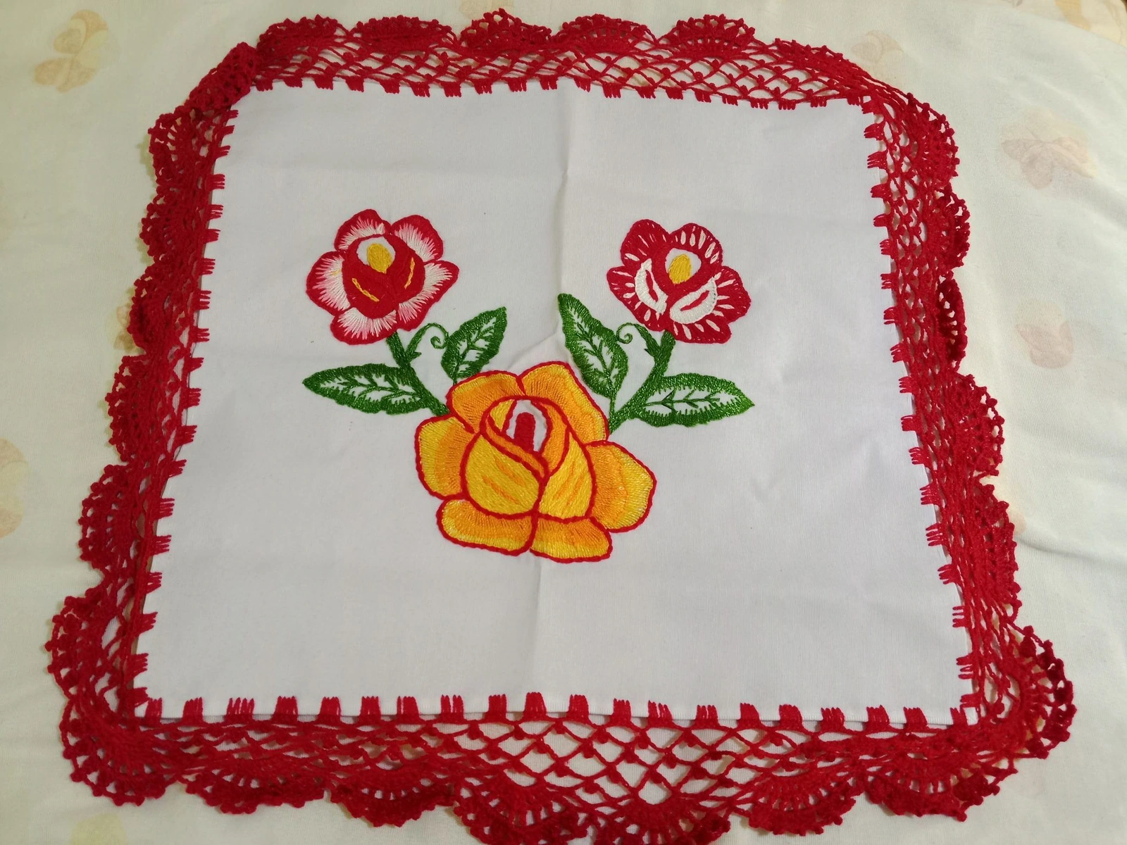 Carpetas bordadas y caminos de mesa.