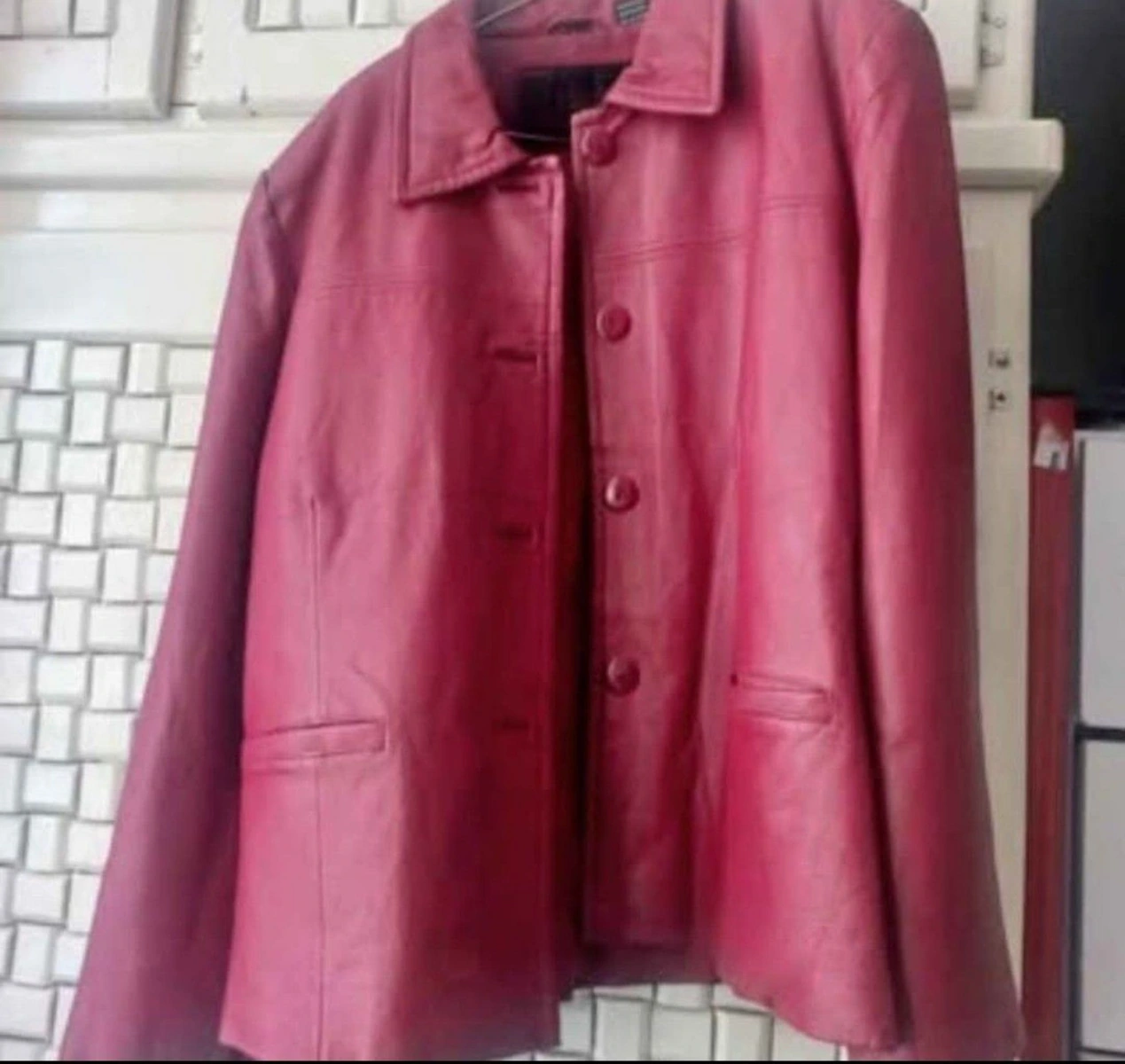 Chamarra roja de piel