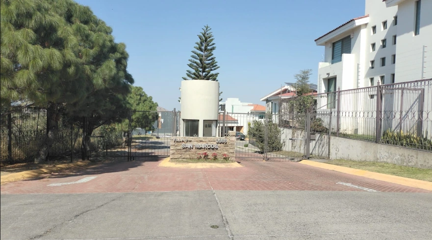 OJO CASA DE OPORTUNIDAD EN BUGAMBILIAS CON VISTAS PANORAMICAS EXC. ZONA GDL.