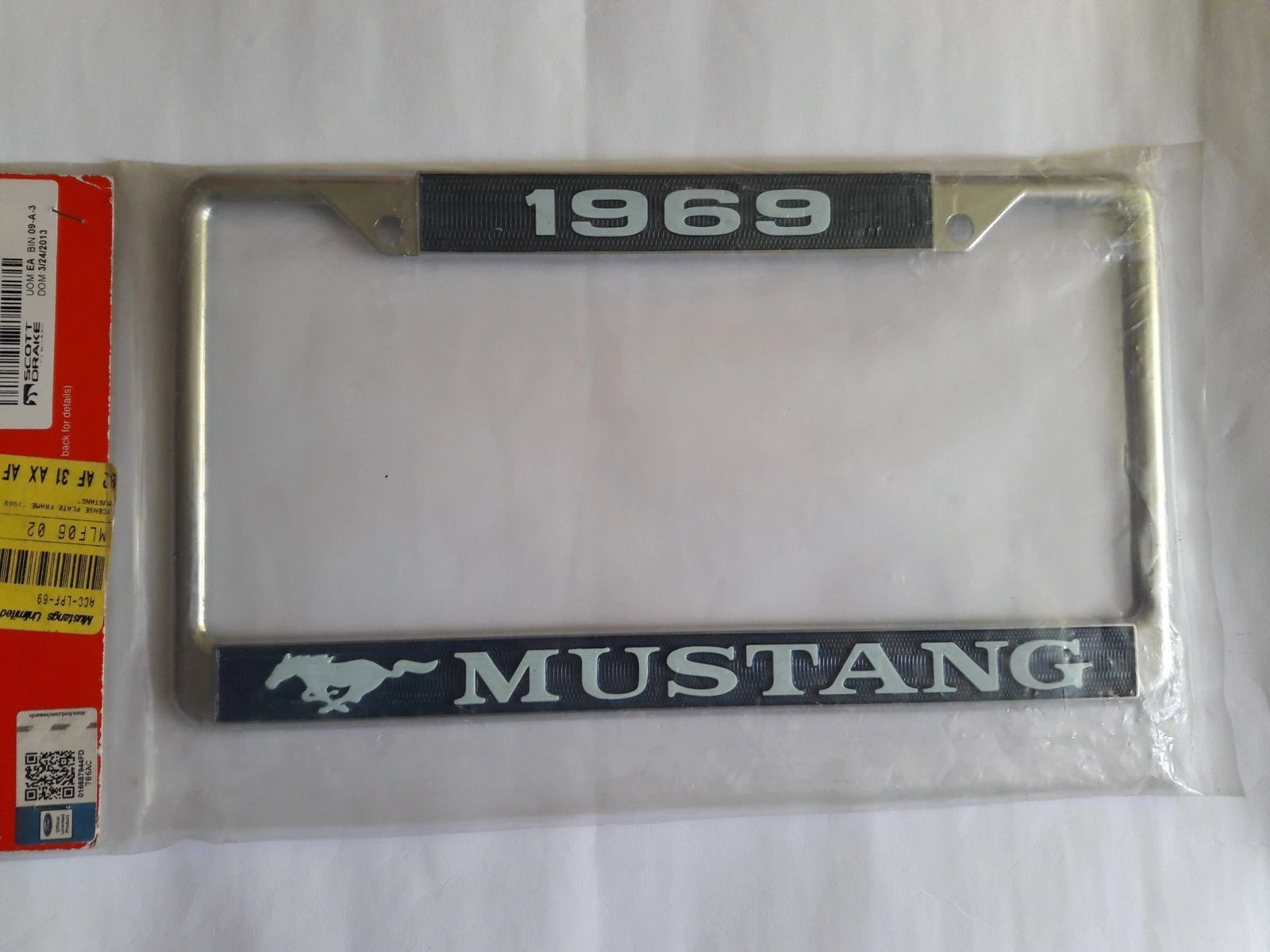 Portaplaca de Mustang 1969, Metálico