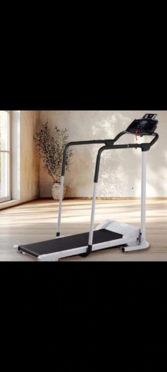 Caminadora Eléctrica Seminueva con Barandales de SeguridadDescripción del producto:Aprovecha esta excelente oportunidad. Caminadora eléctrica premium en perfecto estado estético y funcional, con muy poco uso. Cuenta con diseño plegable y súper compacto que ahorra espacio, consola digital para medir métricas y pasamanos extendidos de longitud completa que ofrecen máxima estabilidad. Es el equipo ideal para hacer ejercicio seguro en el hogar.