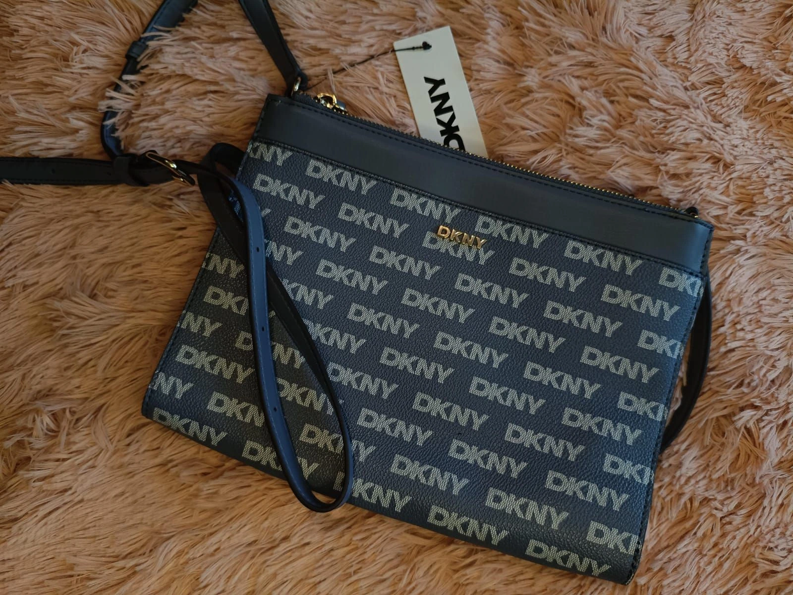 CROSSBODY DE MUJER CON COMPARTIMENTOS. MARCA DKNY