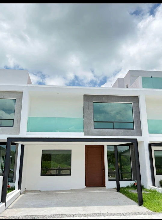 Residencia en dos Niveles con Habitaciones completas en planta baja