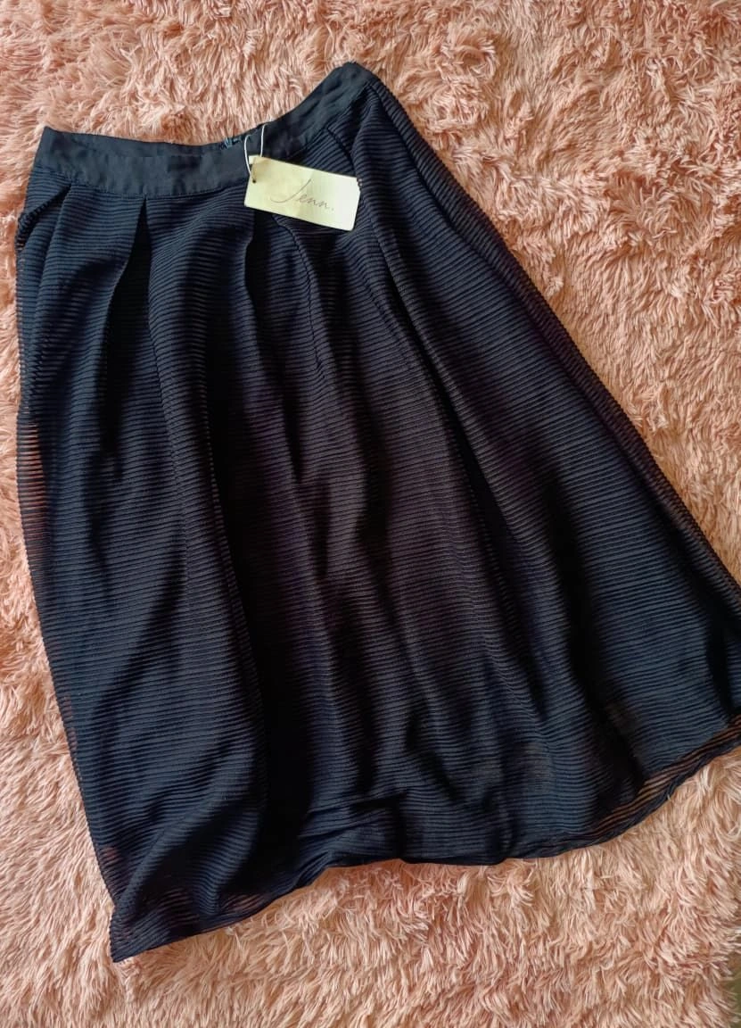FALDA NEGRA TIPO GASA. NUEVA. TALLA MEDIANA