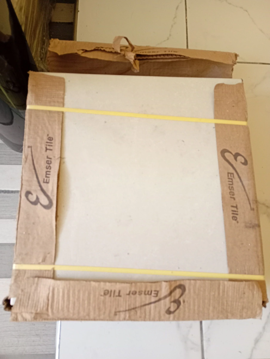 Tengo tina doble vendo con llave tengo cajas de azulejo antiderrapante