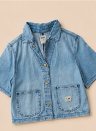 BLUSA DE MEZCLILLA, MANGA CORTA.
