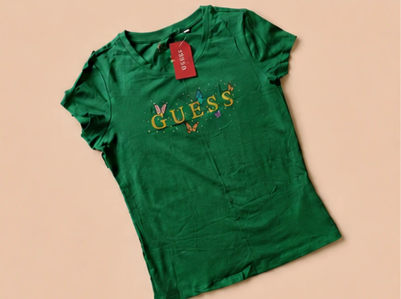 PLAYERA DE MUJER MANGA CORTA. GUESS ORIGINAL