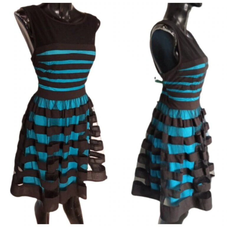 vestido de fiesta con tul corto sin manga y lazo