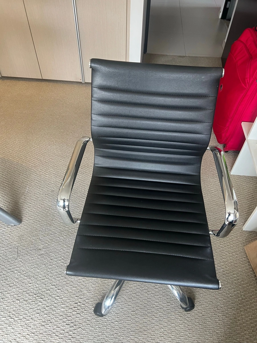 Silla giratoria en vinilo color negro para escritorio