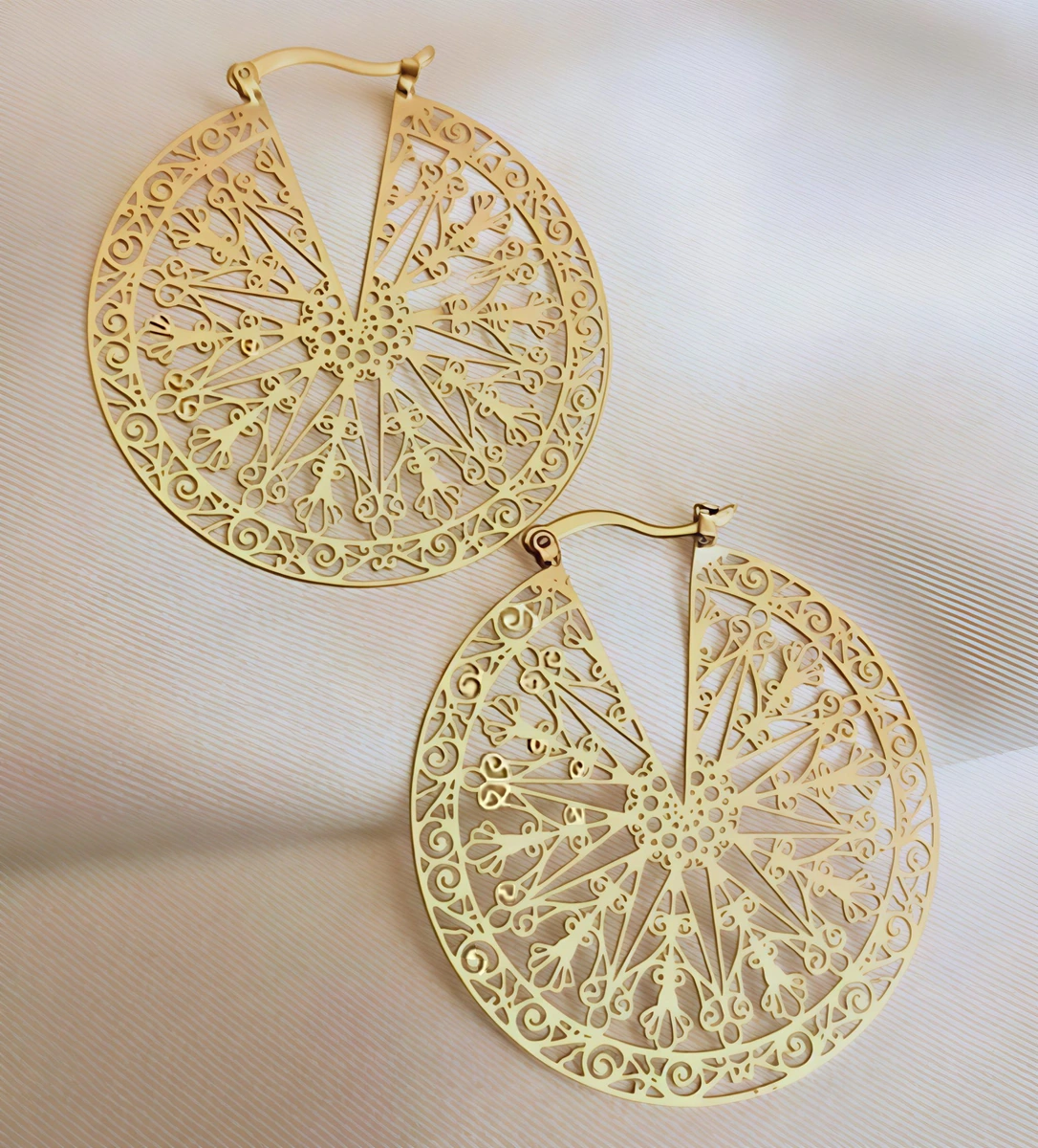 ​Arracadas Grandes Bañadas en Oro de 18k | Filigrana Elegante y Ligera