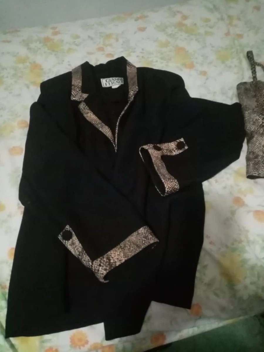 Saco y blusa de tirantes.