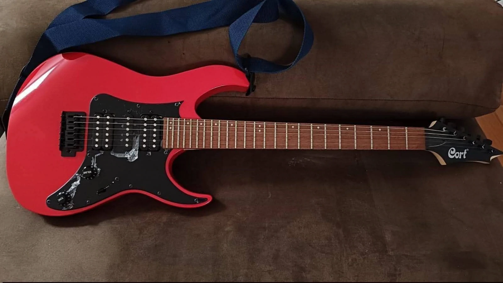 Guitarra Cort X100 y amplificador Ibanez