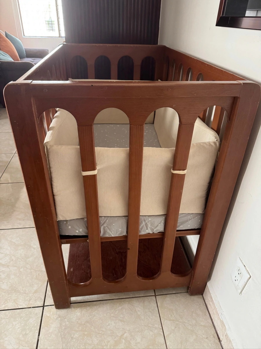 Cuna de madera de nogal .