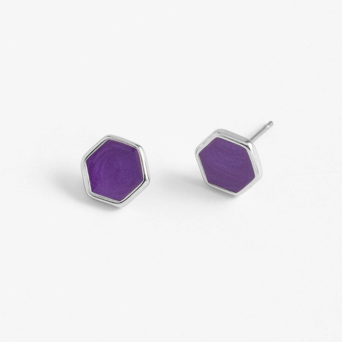 Broqueles Geométricos Hexagonales con Detalle Morado Brillante – Estilo Moderno y Casual