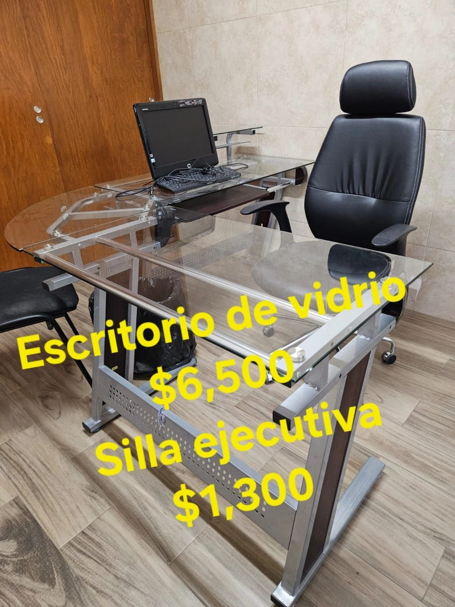 Escritorio de vidrio y silla ejecutiva