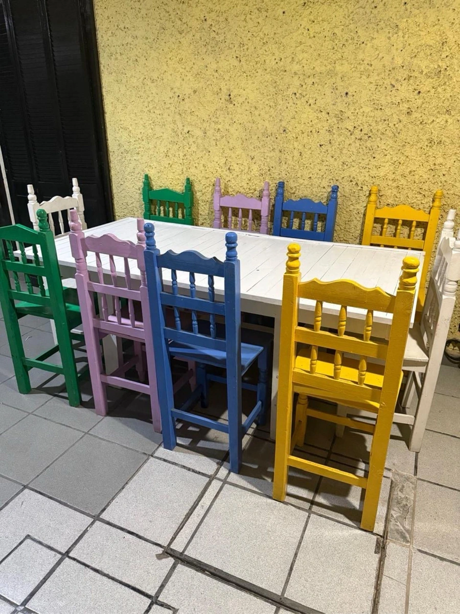 Comedor con 12 sillas de colores madera