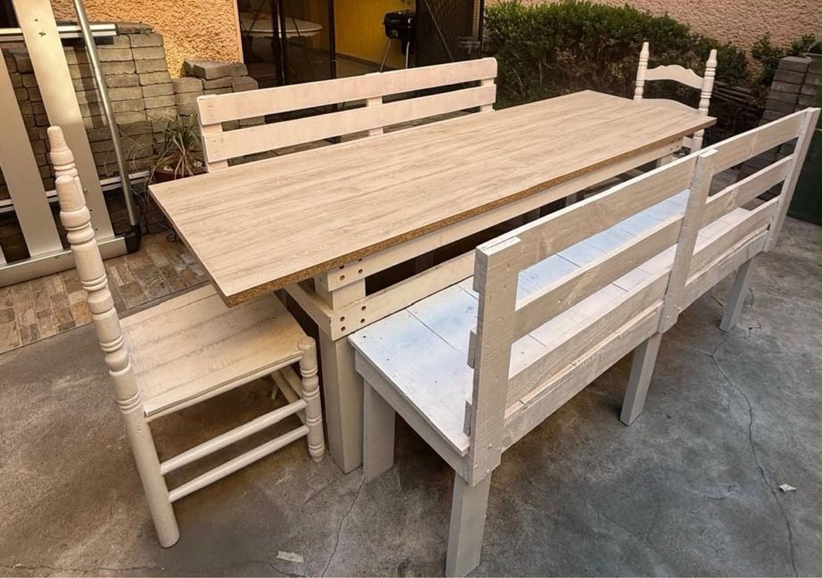 Mesa con bancas y sillas