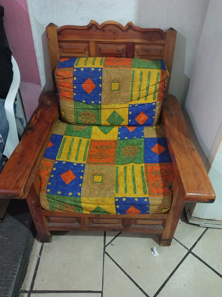 Sillón y mesa de centro colonial