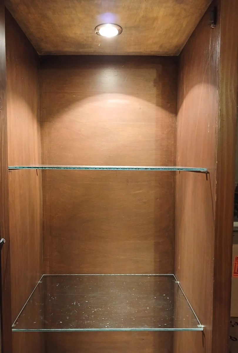 Vitrina  excibidora con luz y 3 paneles de vidrio
