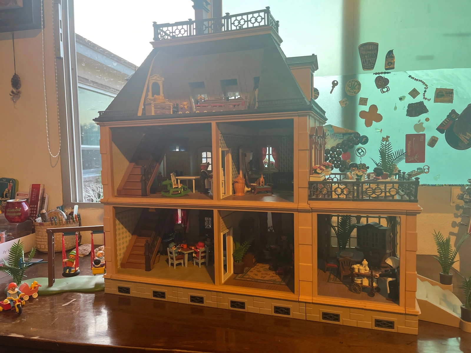 Casa de muñecas play mobile amueblada, con jardín de juegos