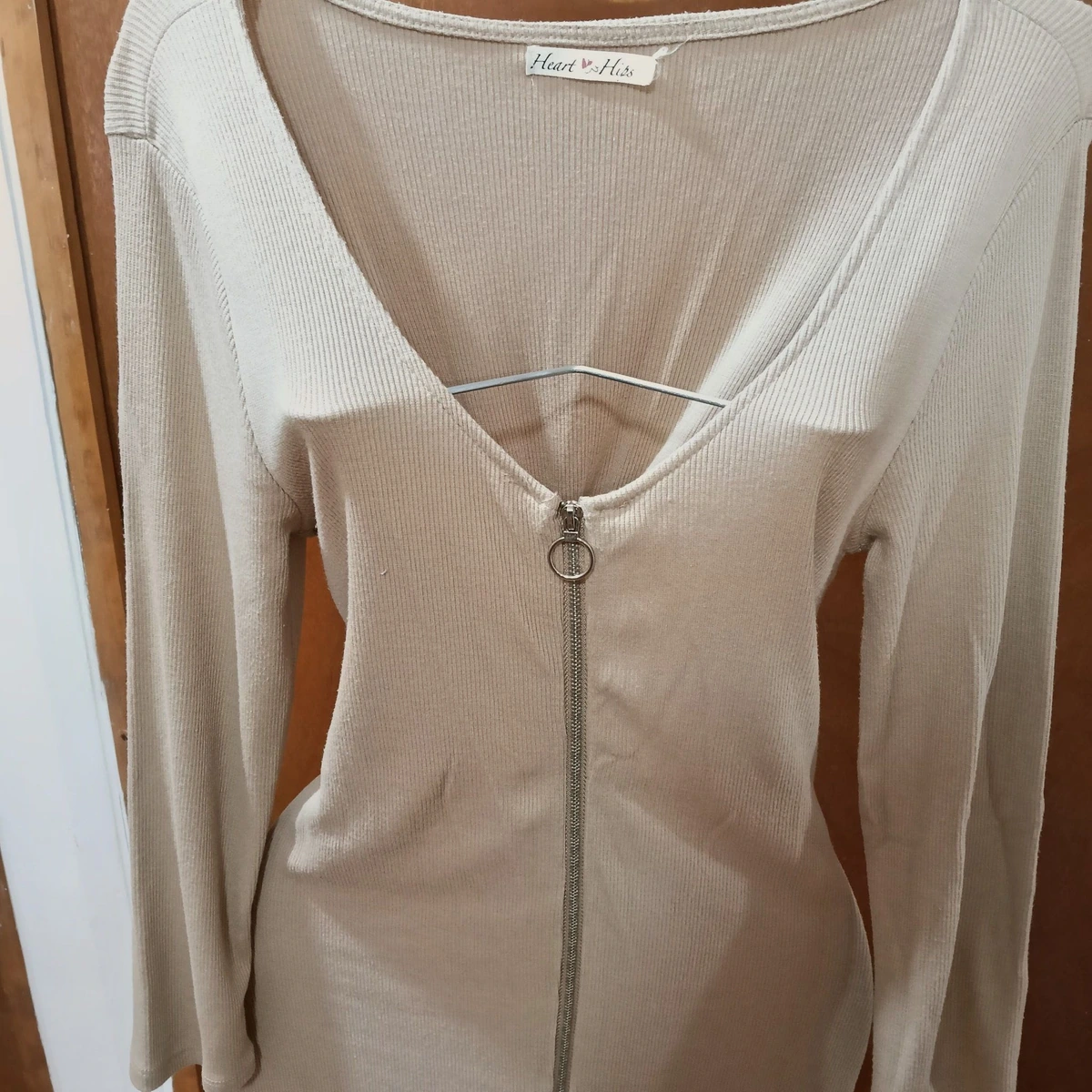 Vestido con cierre en frente.