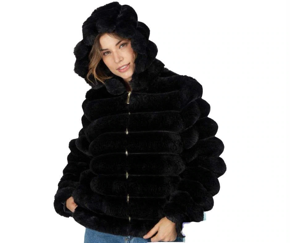 Chamarra de peluche negro con gorro y cierre